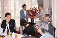 花束を贈呈する森脇寛氏