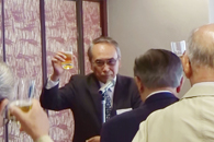 乾杯の音頭をとる河野氏